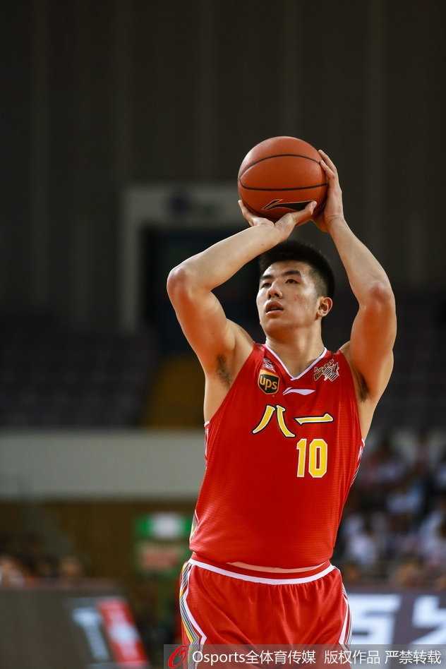 邹雨宸、朱荣振等年轻内线在篮下进行脚步练习，常林在一旁辅助防守，中国男篮的内线传承在这一刻悄然进行。