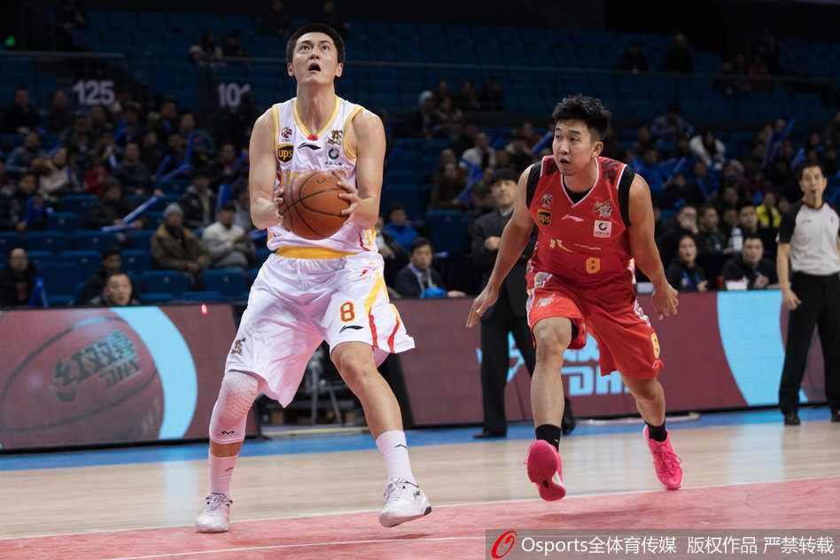 同曦队组织核心帕戈在人群中穿裆过人，闪电般杀入禁区，面对补防球员上演高难度拉杆上篮，技巧与胆识并存。