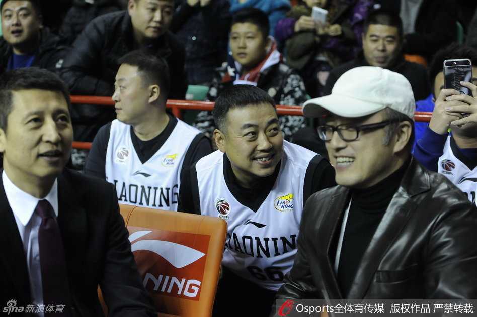 师徒三人赛后在场边热聊，刘国梁手舞足蹈地比划着，马琳和王皓听得聚精会神。