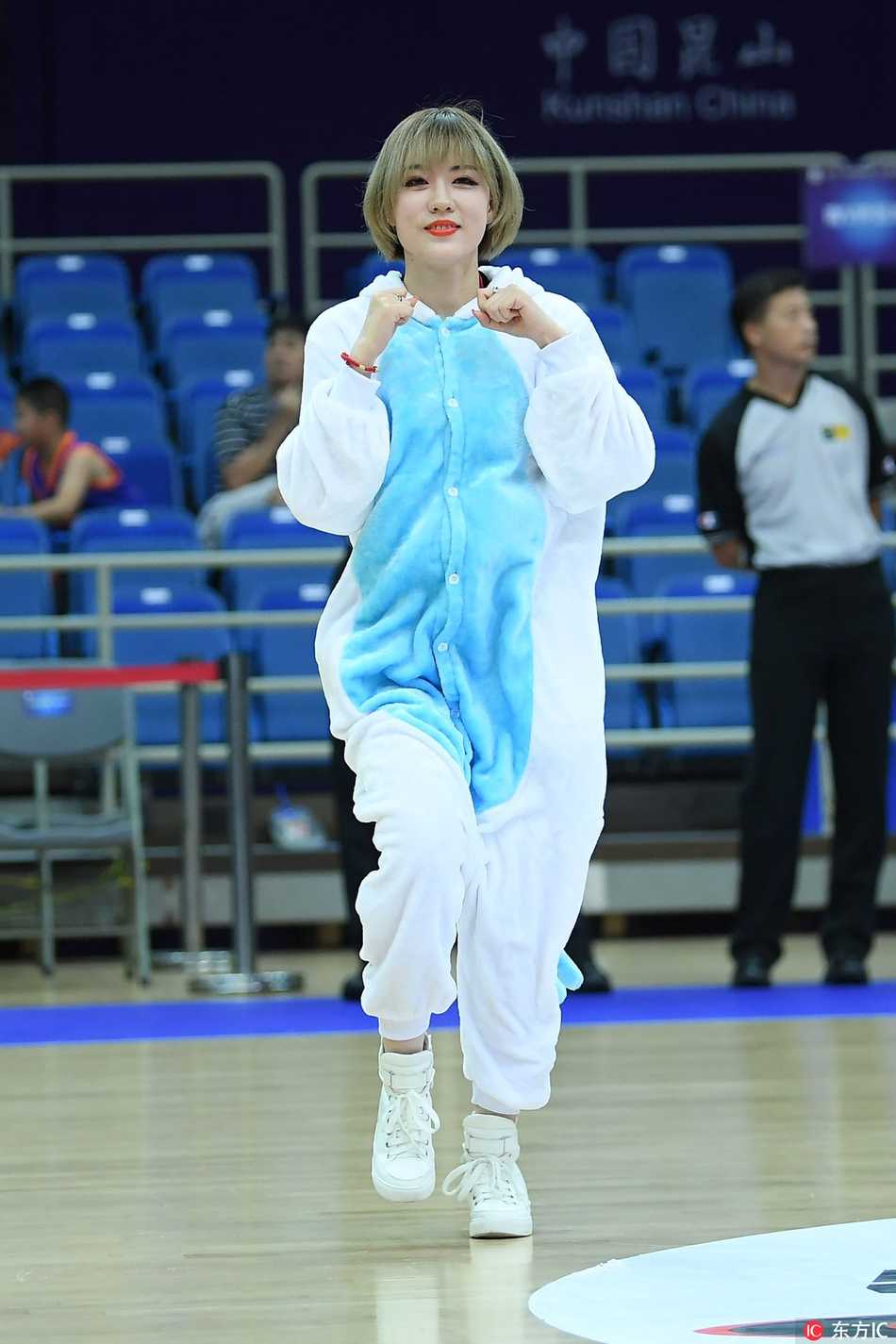 表演结束后，宝贝们排成一排向观众鞠躬致谢，背影憨厚可爱，为精彩的赛前预热画上圆满句号