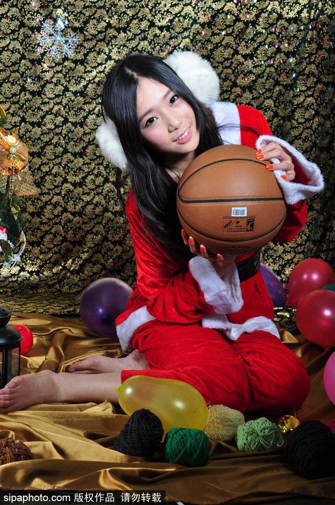 圣诞驯鹿妆的女孩轻抚发梢，眼眸中闪烁着节日灯火般的温柔光彩