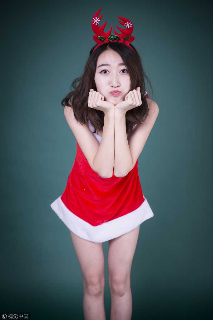 山西篮球宝贝换上圣诞小红帽造型，在球场边露出灿烂笑容，超短裙装扮活力十足