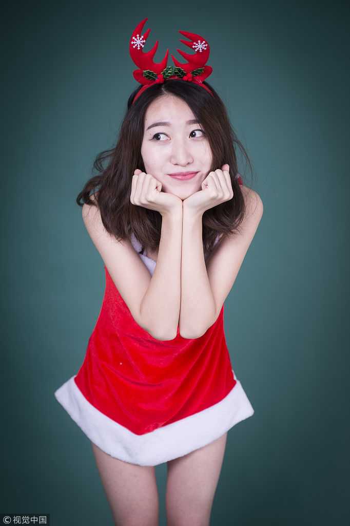 篮球宝贝集体亮相，红白超短裙配小红帽，在球场边摆出可爱pose