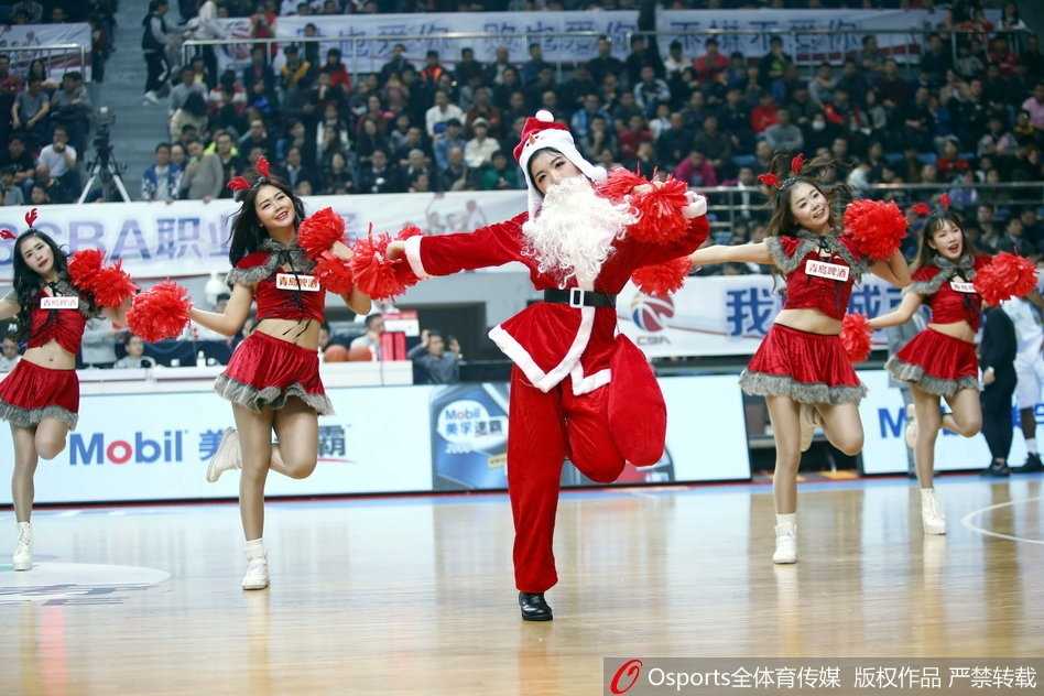 宝贝们整齐划一地排成一列，她们的身姿挺拔，充满律动感。红色的圣诞装束如同跳跃的火焰，在充满雄性荷尔蒙的篮球场上，描绘出一抹柔情似水的节日亮色。
