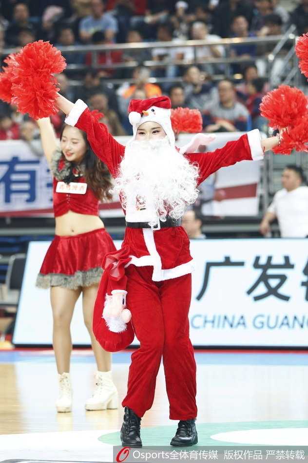 这位篮球宝贝双手轻托腮帮，歪着头露出俏皮甜美的微笑，宛如从童话中走出的圣诞少女。在紧张激烈的比赛间隙，她的笑容融化了每一位球迷的心。