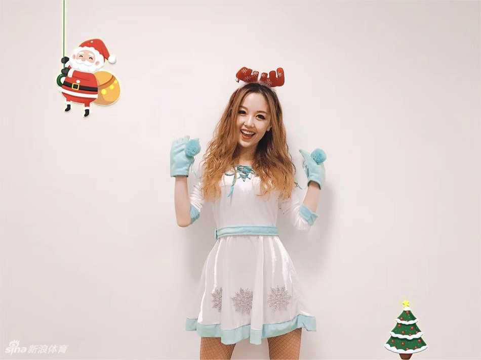 鹿角点缀下的青春脸庞，洋溢着自信与活力，仿佛将冬日的寒冷瞬间驱散