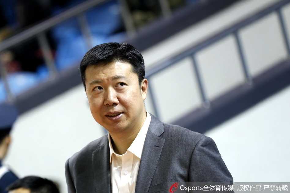 看到八一队年轻球员终于打出一记精彩的背身单打得分，王治郅在场边忍不住开怀大笑，用力鼓掌，眼中满是欣慰。