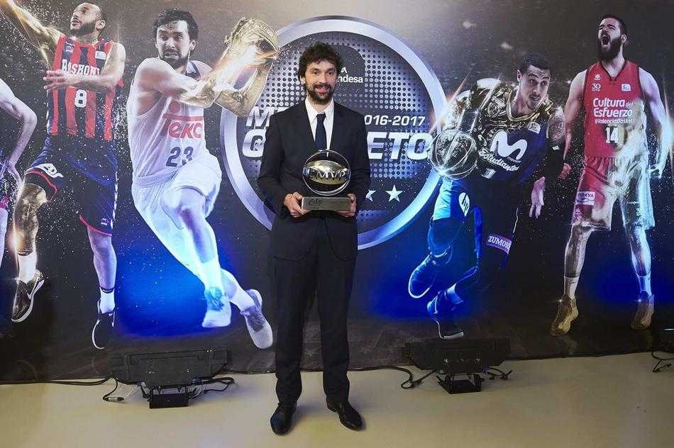 鲁尔在国王杯决赛中跃起传球，眼神如鹰隼般犀利，电光火石间撕开了对手的整条防线。