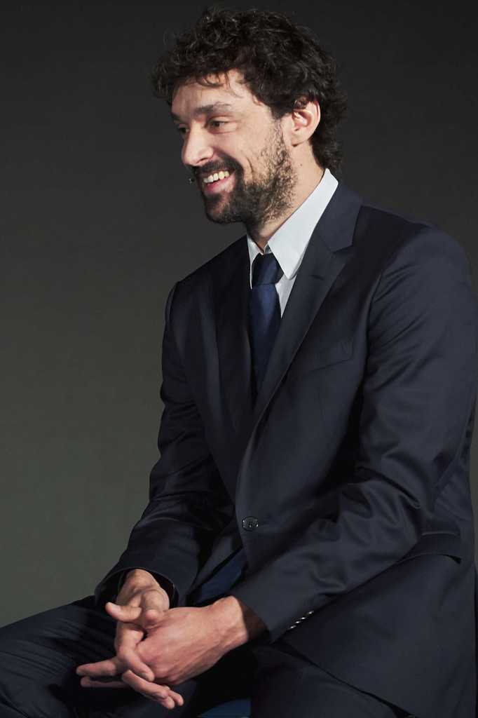 鲁尔在人群中高高跃起，上演单手抛射，这一刻他的眼中只有篮筐，无视一切防守干扰。