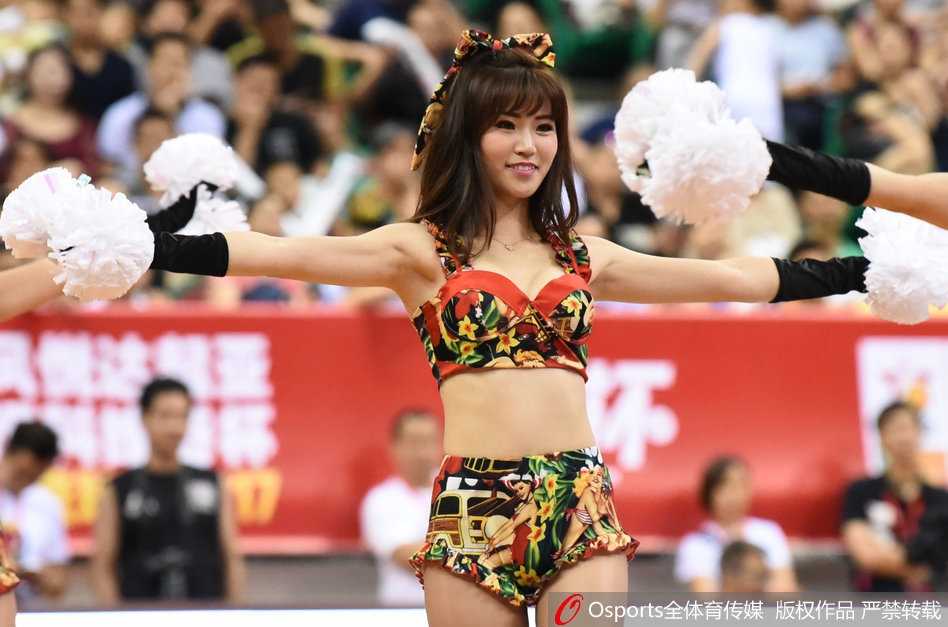 一位篮球宝贝扎着高马尾，身穿露脐复古上衣和热裤，回眸瞬间眼神自信而灵动，完美展现了力与美的结合。