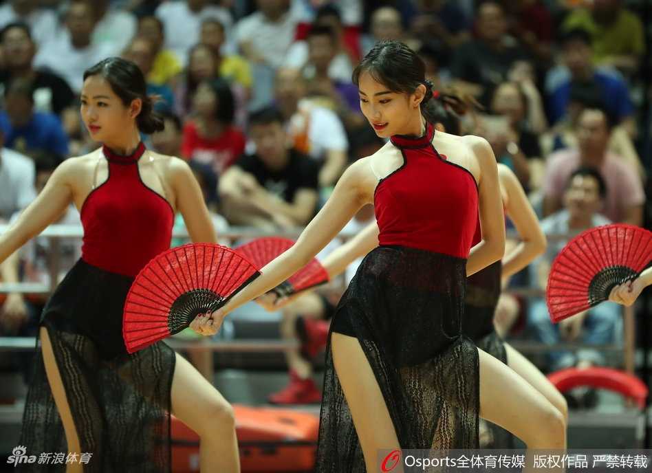 赛场边休息区，小姐姐轻松完成竖叉一字马，身体柔韧性惊人，引来队友和球迷围观拍照