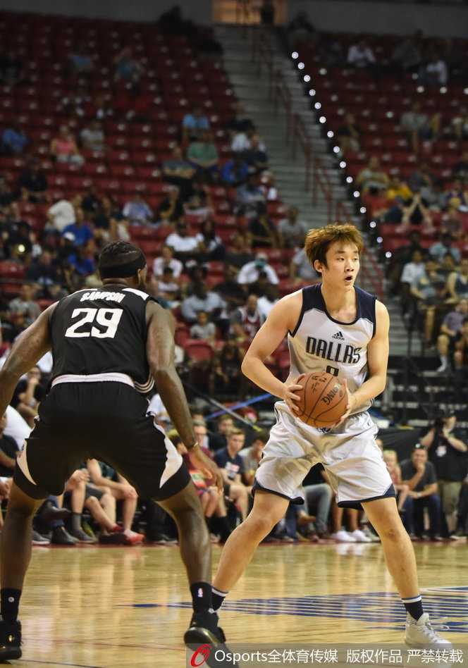 丁彦雨航快攻中接队友妙传 腾空而起上演双手大力灌篮点燃全场激情