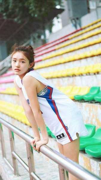 少女轻倚沙发，一袭经典红色篮球背心宽松地罩在身上，背后是温柔的暖黄灯光，眼神坚定又带着一丝慵懒，宛如漫画中走出的运动系女主角。