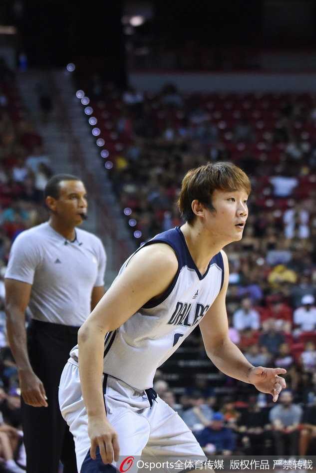 替补席上的丁彦雨航神情专注，正在认真听取助教的战术布置，时刻准备着为球队贡献自己的力量。