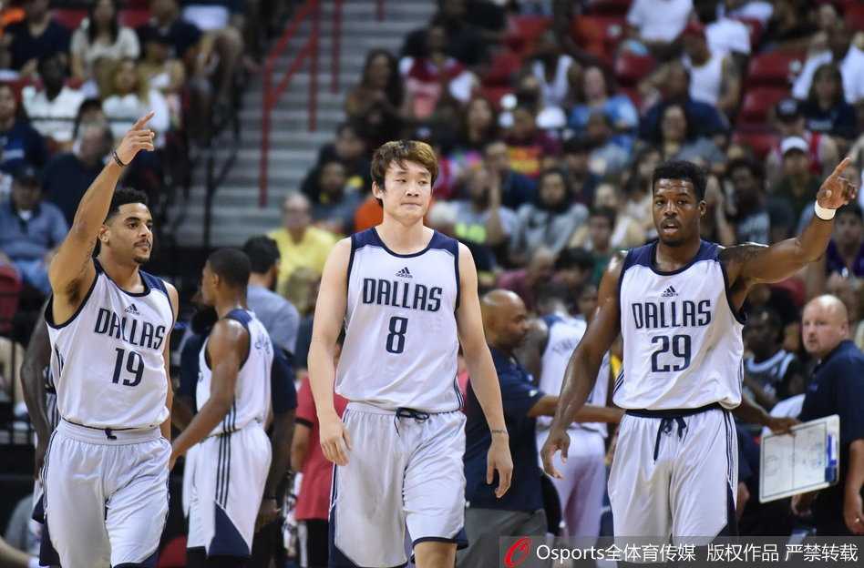 面对湖人队更高大的内线球员，丁彦雨航毫无退缩，在篮下奋力卡位，拼抢篮板球，展现了出色的对抗能力。