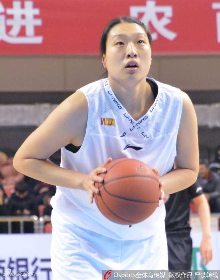 轻松拿下比赛的大庆替补席一片欢腾，球员们挥舞着毛巾庆祝这场团队胜利，主帅也为队员们的精彩表现鼓掌致意。