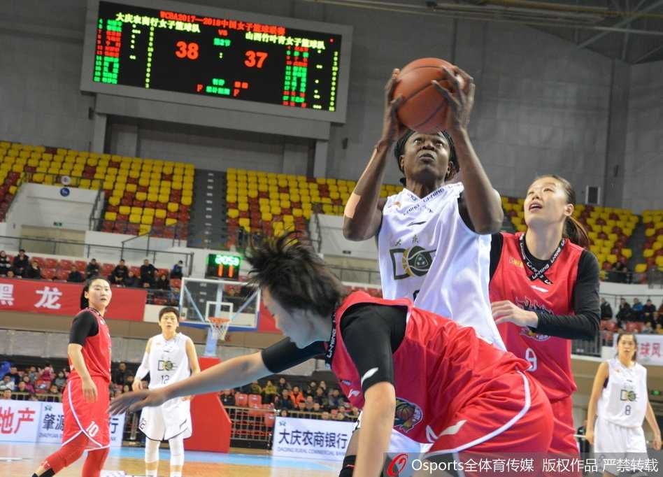 大庆队当家球星纪妍妍在三分线外手起刀落，篮球在空中划出一道美丽的弧线，这一刻时间仿佛凝固，全场目光都聚焦在这颗决定命运的皮球上。