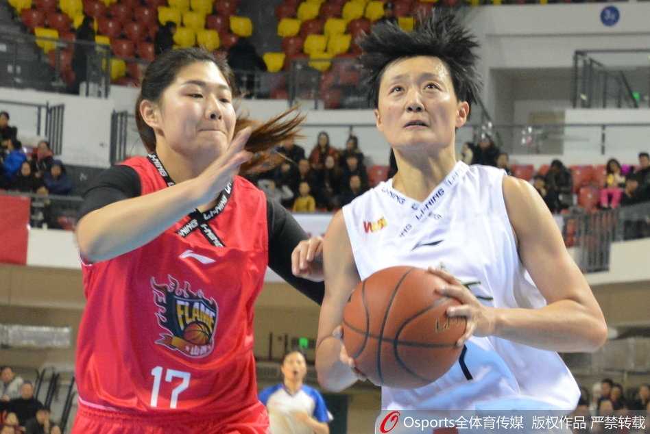 大庆女篮球员在主场观众山呼海啸般的助威声中，眼神坚定地持球进攻，整个体育馆的温度仿佛都因这紧张的气氛而升高。
