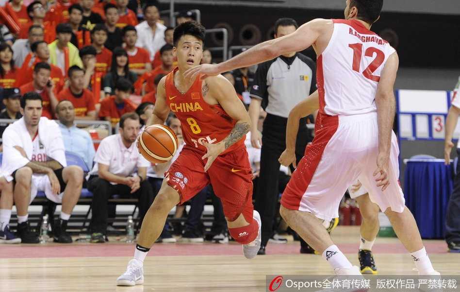 终场哨响后，伊朗球员在场地中央欢呼雀跃，而中国队的小伙子们虽然面带失落，但依然抬头挺胸走向更衣室，现场球迷报以热烈的掌声，鼓励着这批拼尽全力的年轻人。