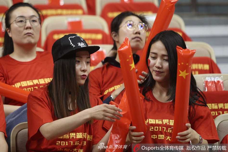 赵继伟运球突破伊朗防线，眼神坚定寻找战机