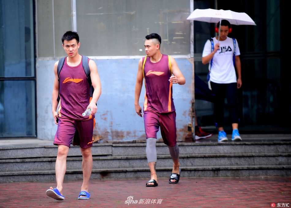 主教练郭士强在场边双手抱胸，目光紧紧跟随着周琦，眼神中满是欣慰与期许，这位归来的核心让教练组的战术板上有了更多的可能。