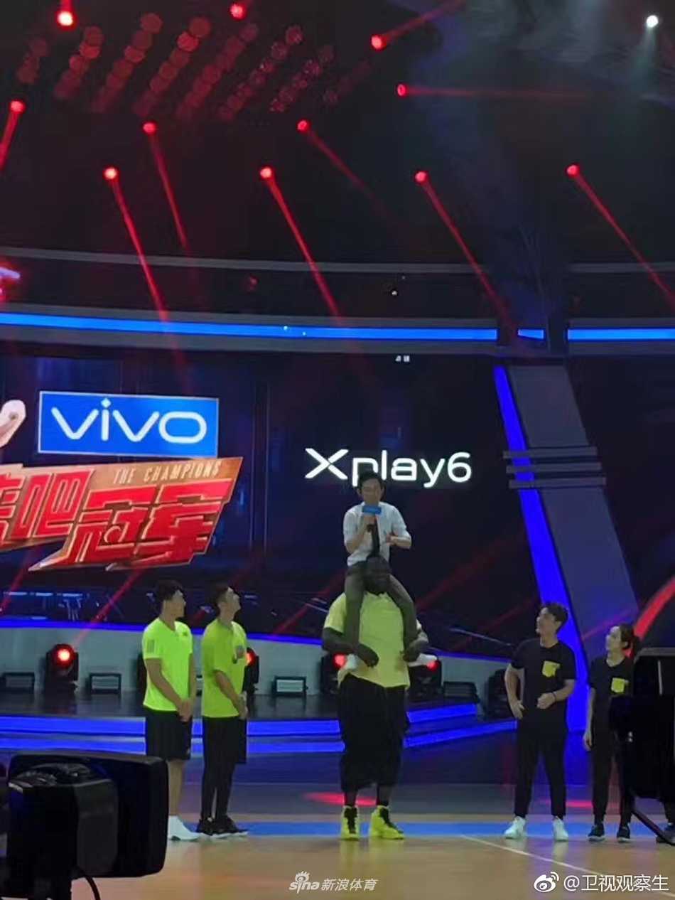 篮球巨人奥尼尔在浙江卫视综艺现场露出顽皮笑容，高大的身材与他可爱的表情形成强烈反差，瞬间俘获全场观众的心