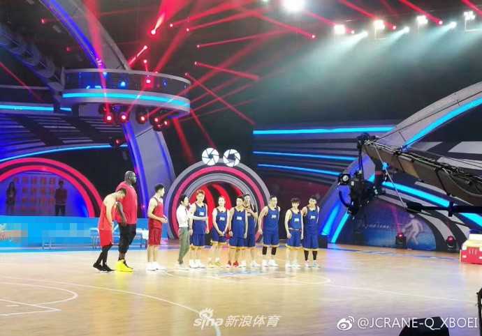 比赛结束后奥尼尔与贾乃亮宋茜等明星欢乐合影，画面中每个人都笑容灿烂，记录下这跨越体育与娱乐的珍贵友谊瞬间