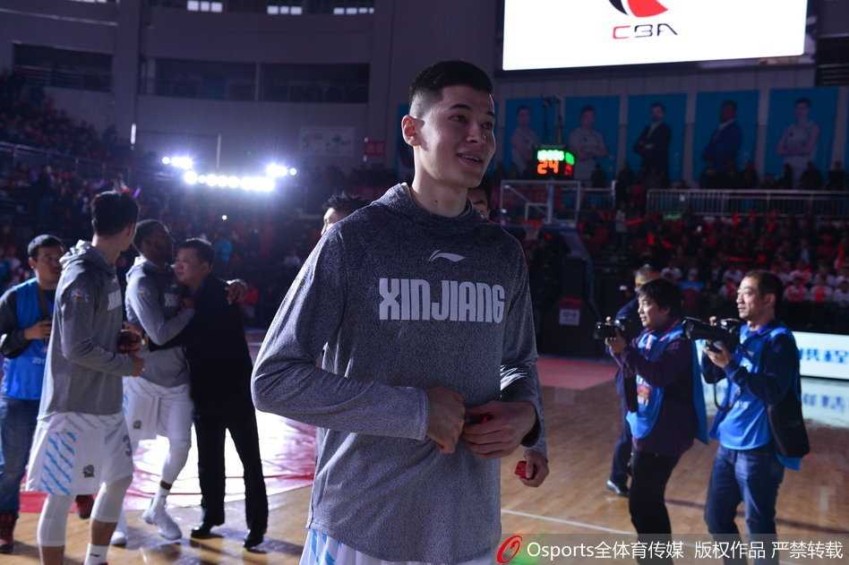 外援亚当斯在颁发仪式后独自展示自己的总决赛MVP手模，他眼神专注而深情，这座象征着个人最高荣誉的奖杯，是对他整个系列赛神勇表现的最佳注脚。