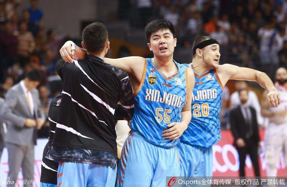 新疆队员们在颁奖仪式上忘情欢呼，西热力江振臂高呼，李根与队友激情相拥，金色的彩带漫天飞舞，映衬着他们圆梦后的幸福笑容。