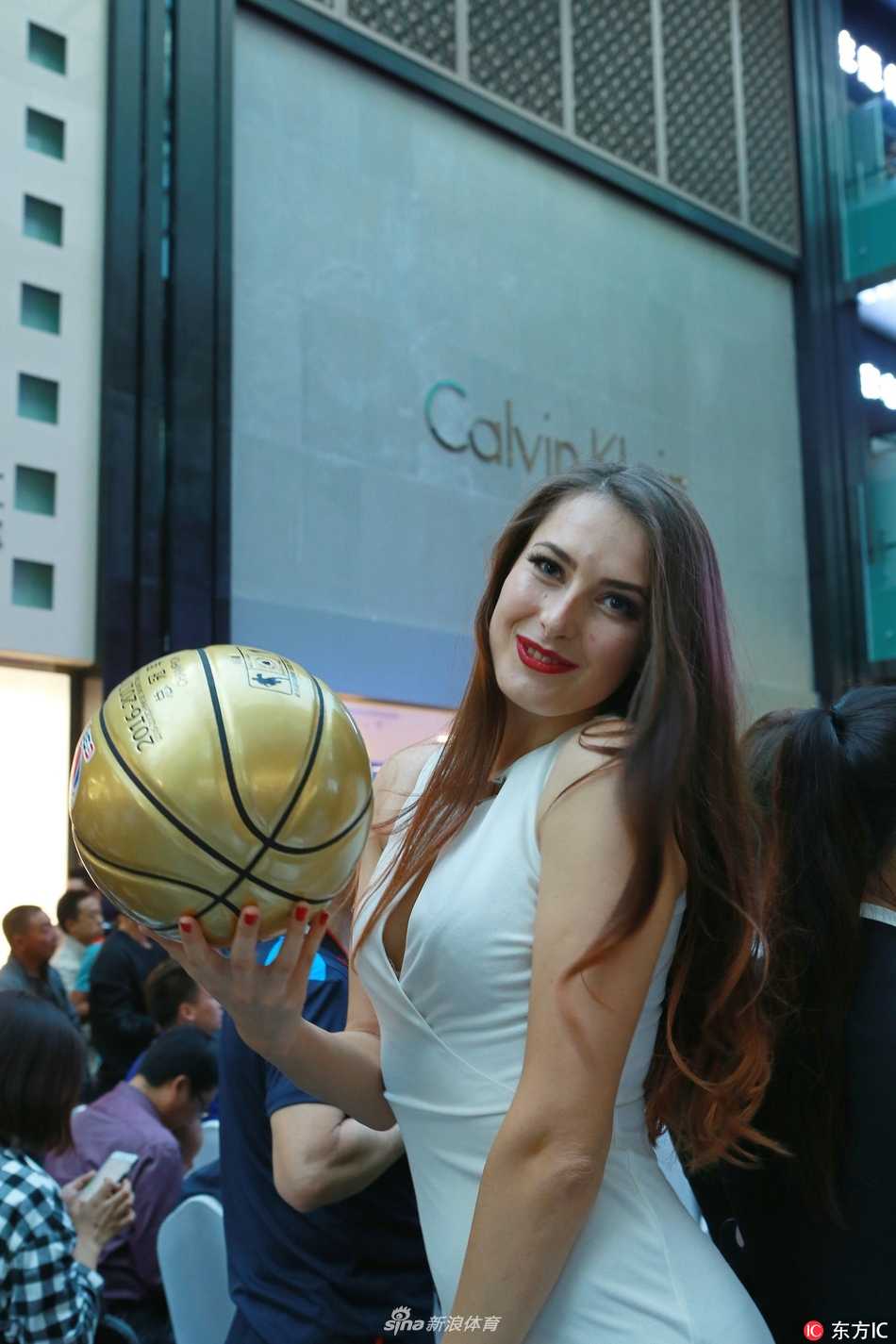 镜头拉近，美女手中的冠军篮球纹理清晰可见，这不仅是夺冠的纪念品，更像是新疆广汇男篮在2017年创造历史的见证者，此刻正被一位异国支持者温柔托起