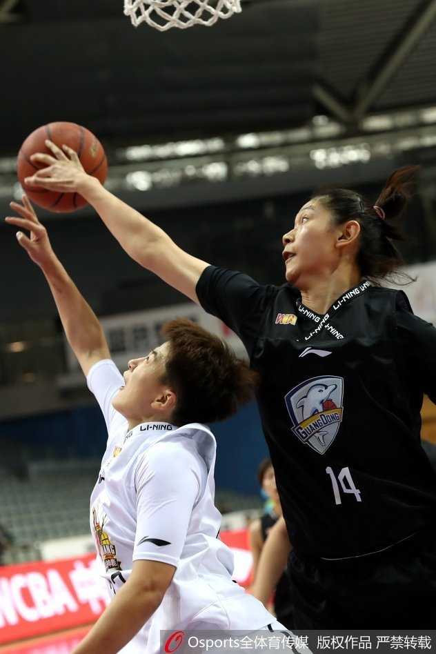 新疆女篮教练组在暂停时围成一圈布置战术，球员们专注聆听，教练的手势坚定而有力