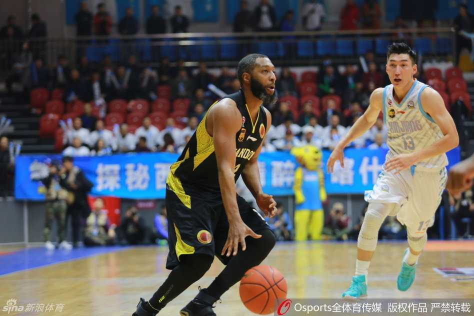 在一次拼抢中，丁彦雨航倒地后依然奋力护住皮球，展现出极强的求胜欲望，这种不顾一切的精神正是球迷喜爱他的原因。