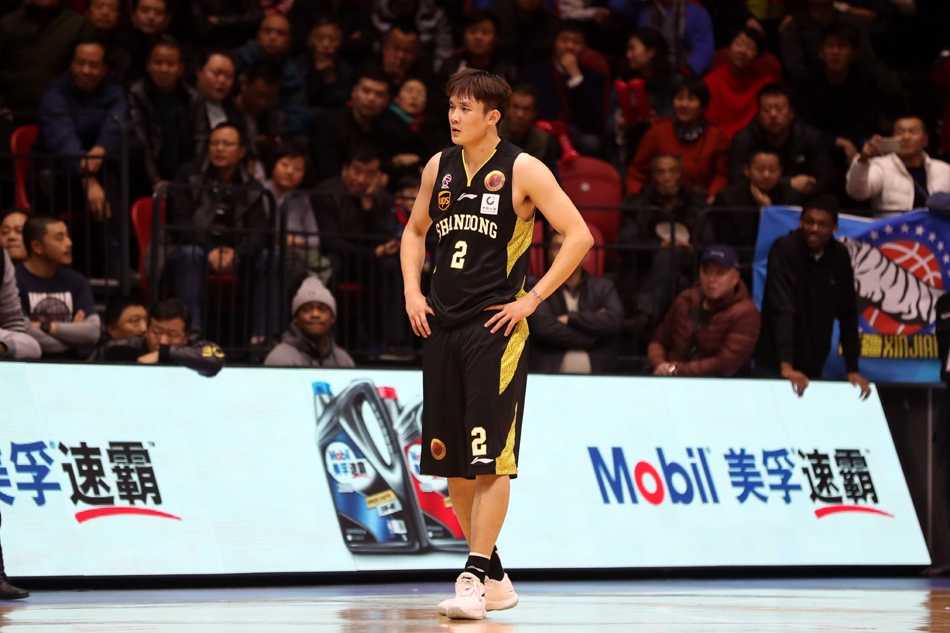 丁彦雨航扛着防守悍将西热力江的撕咬，在失去重心的瞬间强行将球抛向篮筐，眼神里满是不甘与对胜利的极度渴望。