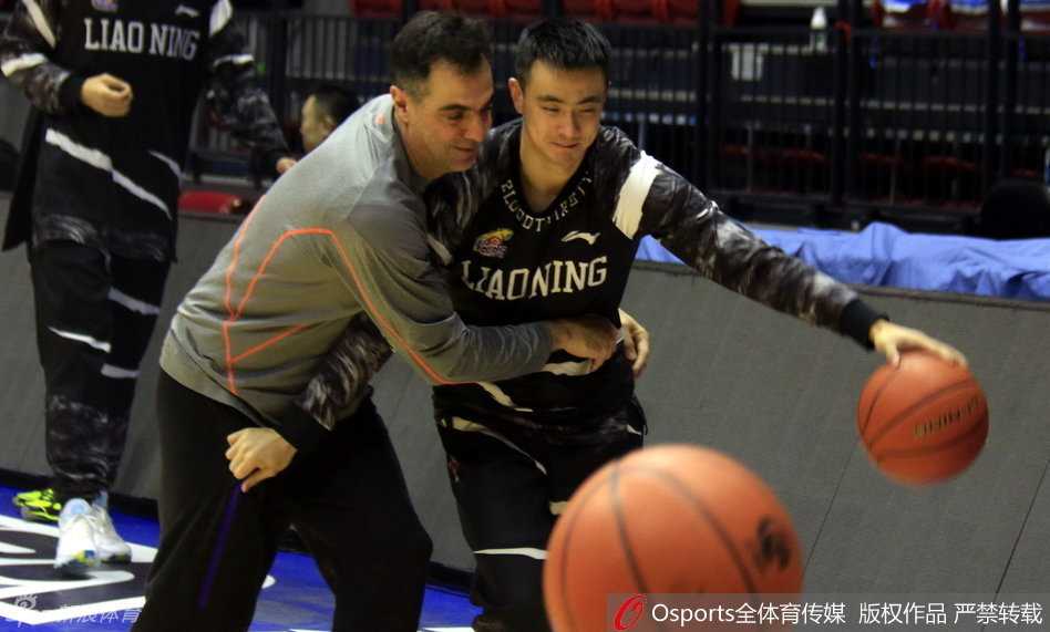  杨鸣在三分线外练习投篮，这位球队的老将动作舒展写意，尽管出场时间可能不多，但每一次训练他都以身作则，诠释着榜样的力量。