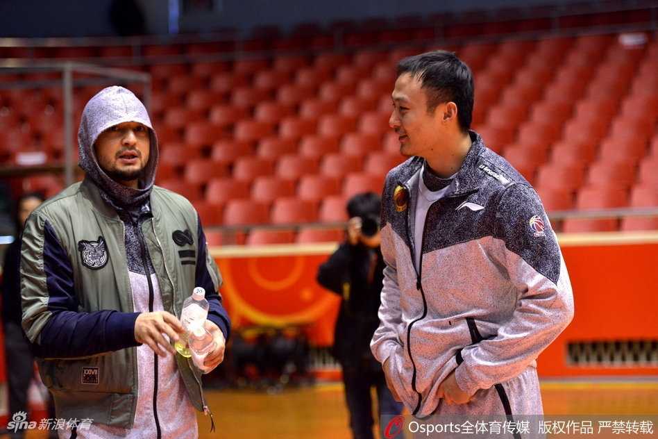 汗水顺着可兰白克的脸颊滑落，在灯光下闪着微光，他嘴角上扬露出自信的微笑，那是一种历经无数硬仗洗礼后，对即将到来的战斗的坦然与渴望。