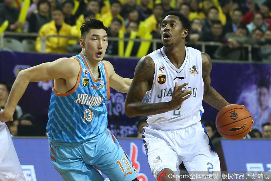 可兰白克-马坎重心压得极低，手臂完全张开，像一张大网紧紧缠绕着持球的马尚-布鲁克斯，防守态度极其强硬。