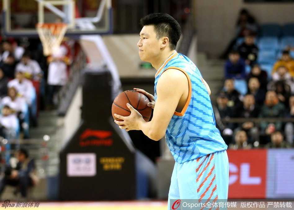 拥有勒布朗般强悍身体的李根，正背身单打对手，肌肉碰撞的瞬间仿佛能听见赛场上的怒吼，这是属于他的强硬时刻。