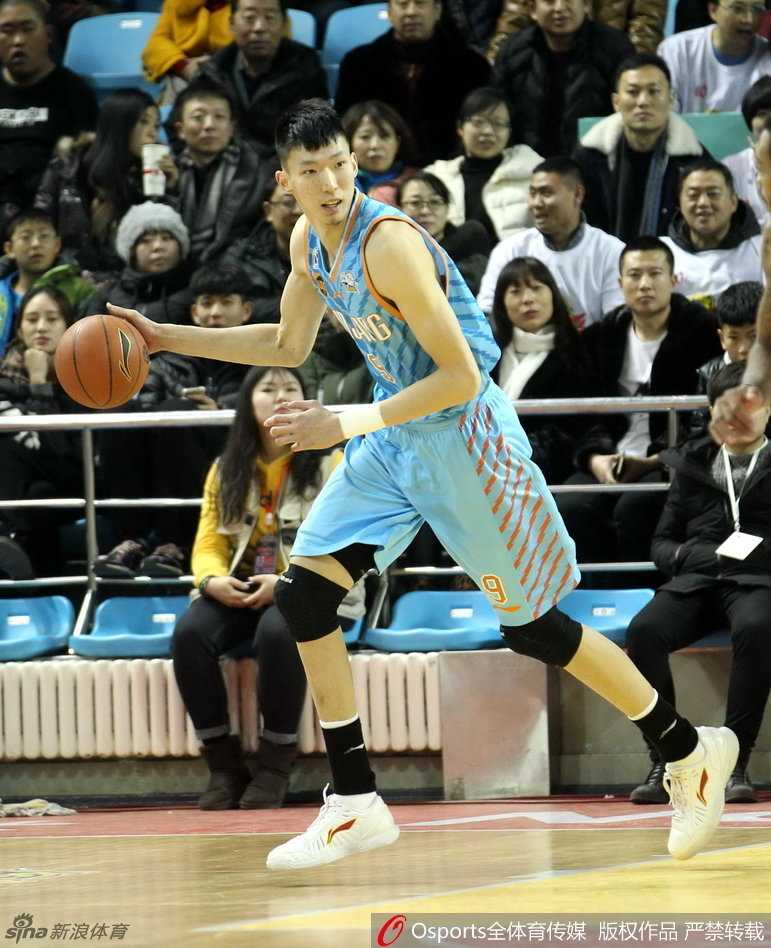 眼神坚定的天山飞虎指挥官，运球穿越赛场，每一次指尖的拨动都像是在指挥一场决定胜负的交响乐。