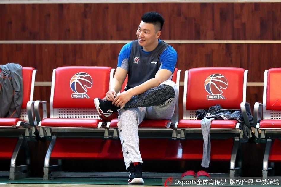 安德雷·布拉切在低位要球，他宽阔的背身如同铁塔一般，预示着对手内线将面临严峻考验。