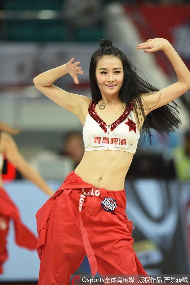 几位篮球宝贝排成一排，侧对镜头摆出酷飒的造型，她们紧致的马甲线和修长的腿部线条，展现了篮球宝贝这一职业背后的汗水与自律。