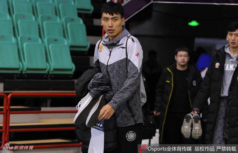 全队围成一圈，把手叠在一起，齐声高呼加油。这一刻，没有抱怨，没有气馁，只有团结一心的决心，他们正为了尊严而战。