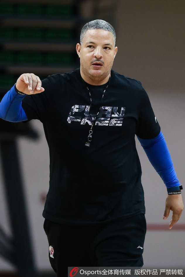 霍尔曼与队友击掌相庆，他的热情感染了身边的每一个人，团队士气高涨