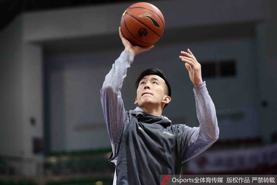 霍尔曼内线强打，面对多人包夹依然强硬出手，场边队友纷纷起立注视