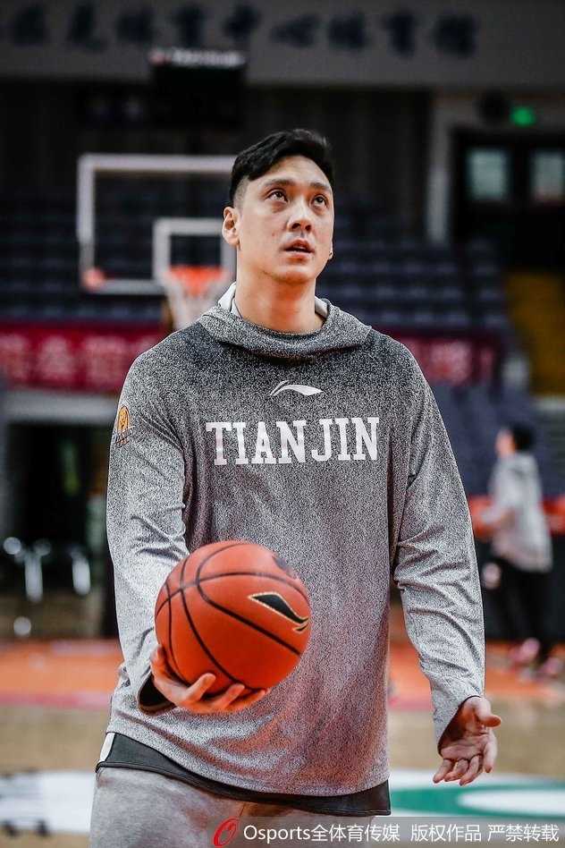 天津队射手在严密防守下高高跃起，篮球从指尖飞出，空心入网瞬间激起场边一阵欢呼。