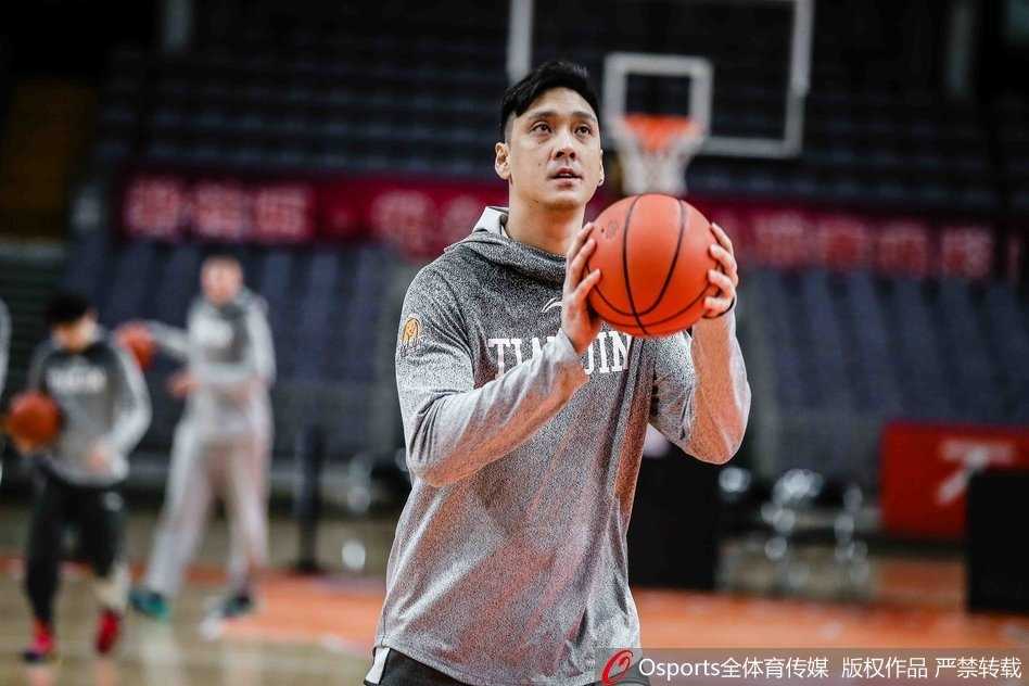 对抗训练中，两名队员奋力争抢篮板球，肌肉碰撞的激烈感仿佛已提前点燃了赛场战火。