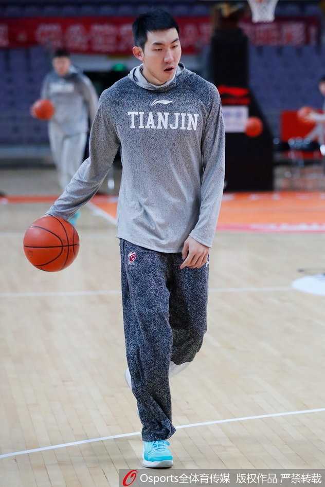 核心球员持球突破，脚步敏捷，眼神坚毅，防守者被他一步过掉，展现出极强的个人攻击力。