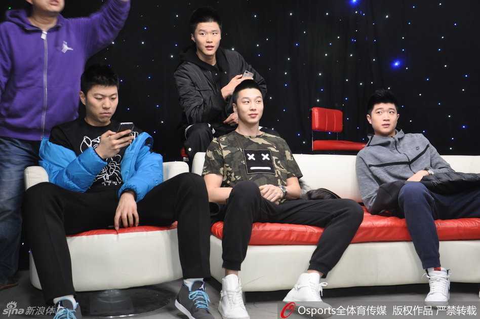 直播即将开始，李敬宇坐在演播室的主持台前，整理着眼前的麦克风，他嘴角的笑意怎么也藏不住，眼神中既有对直播的好奇，也有对即将到来的季后赛的期待。