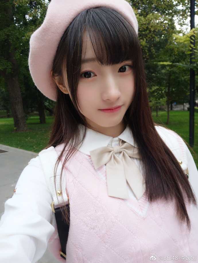 赛场边的李媛媛神情认真，被紧张激烈的比赛氛围深深吸引，正聚精会神地关注着场上的攻防转换。