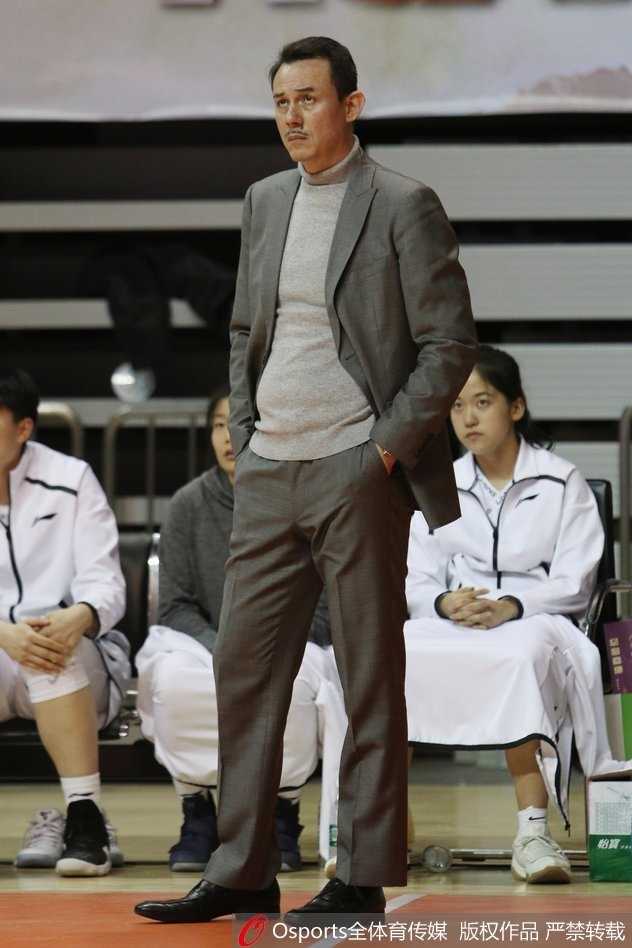 沈部核心李梦在高速突破中眼神坚毅，她如尖刀般插入上海防线，试图用一次次坚决的冲击撕开对手的防线。