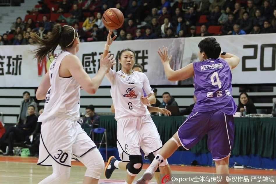 上海队防守悍将目光如炬，压低重心张开双臂，用铜墙铁壁般的防守试图阻断沈部的进攻浪潮。